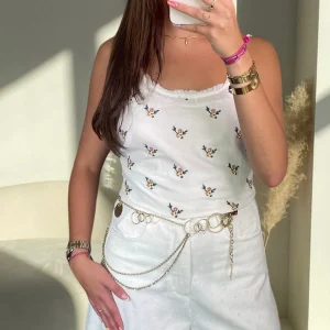 Détail bouton et ceinture du pantalon OSSA – style chic et minimaliste