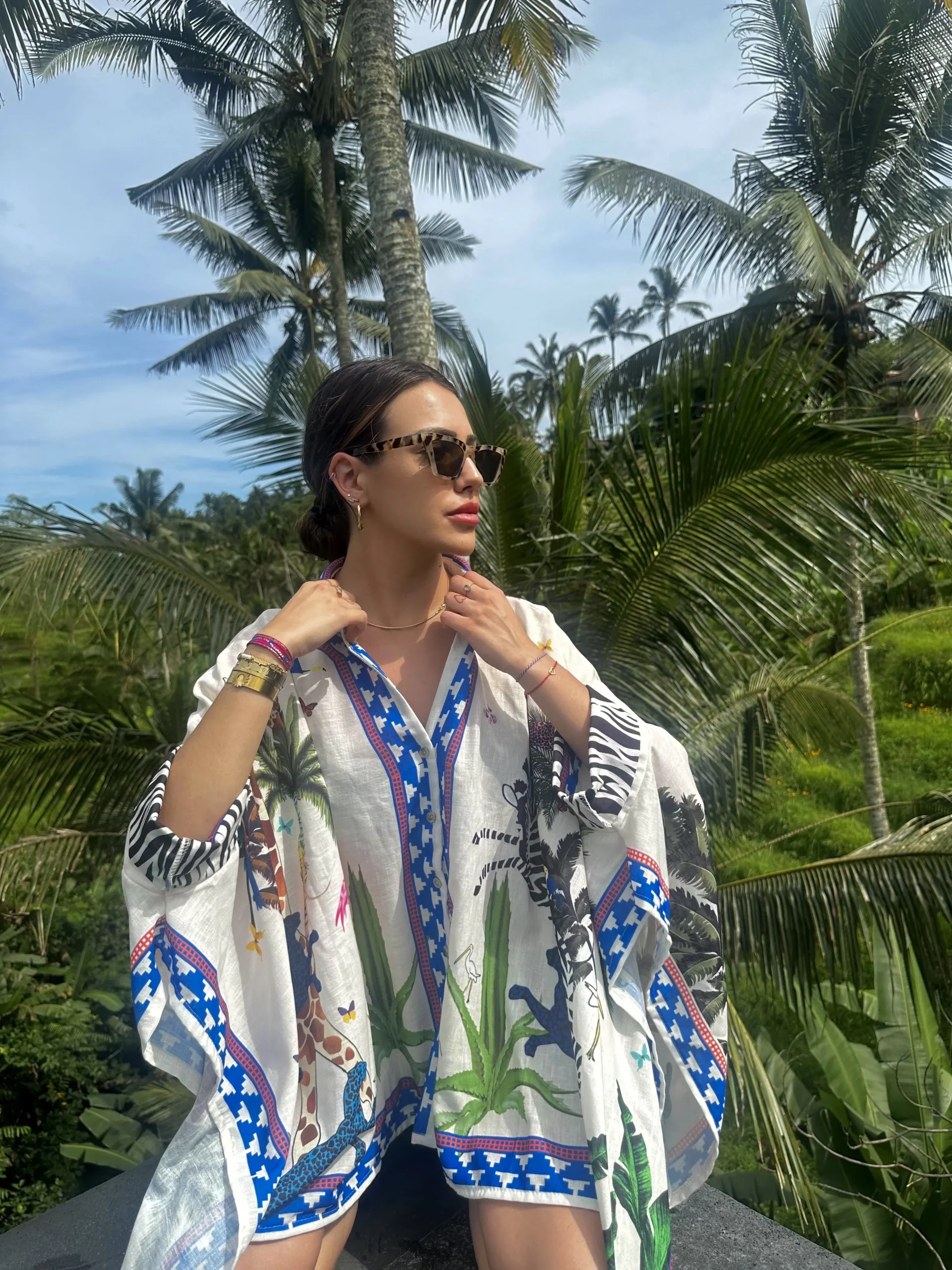 Chemise Riyo femme oversize à rayures sable avec broderies cœur et fleurs – vue portée