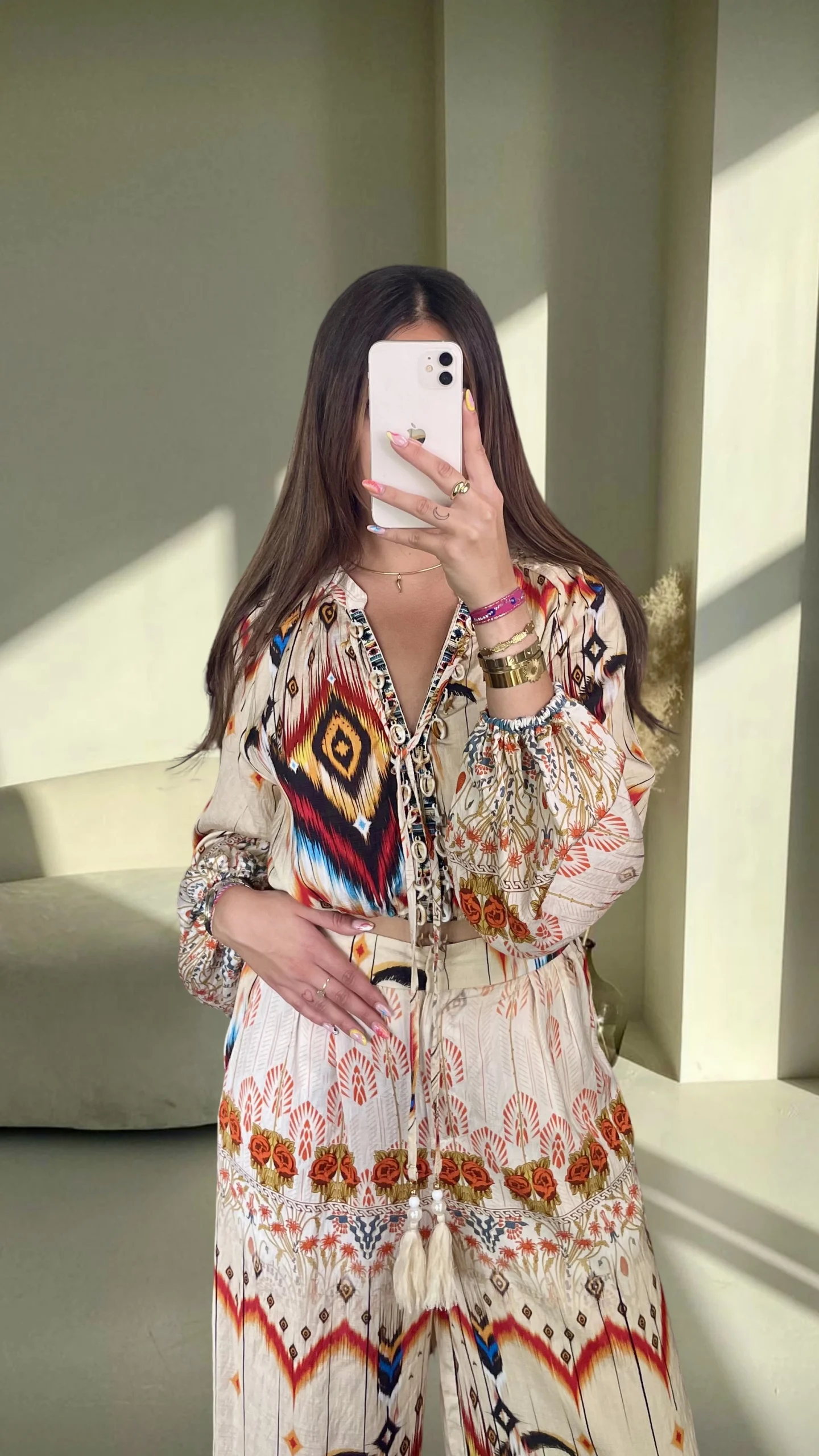 Chemise Orée portée ceinturée – style bohème moderne