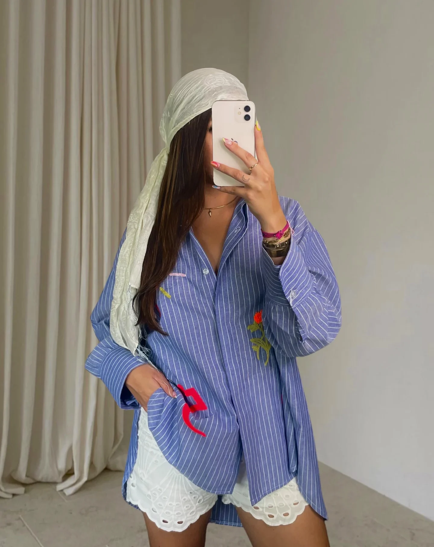 Chemise Pixelle femme oversize à rayures bleu ciel avec broderies cœur et fleurs – vue de face