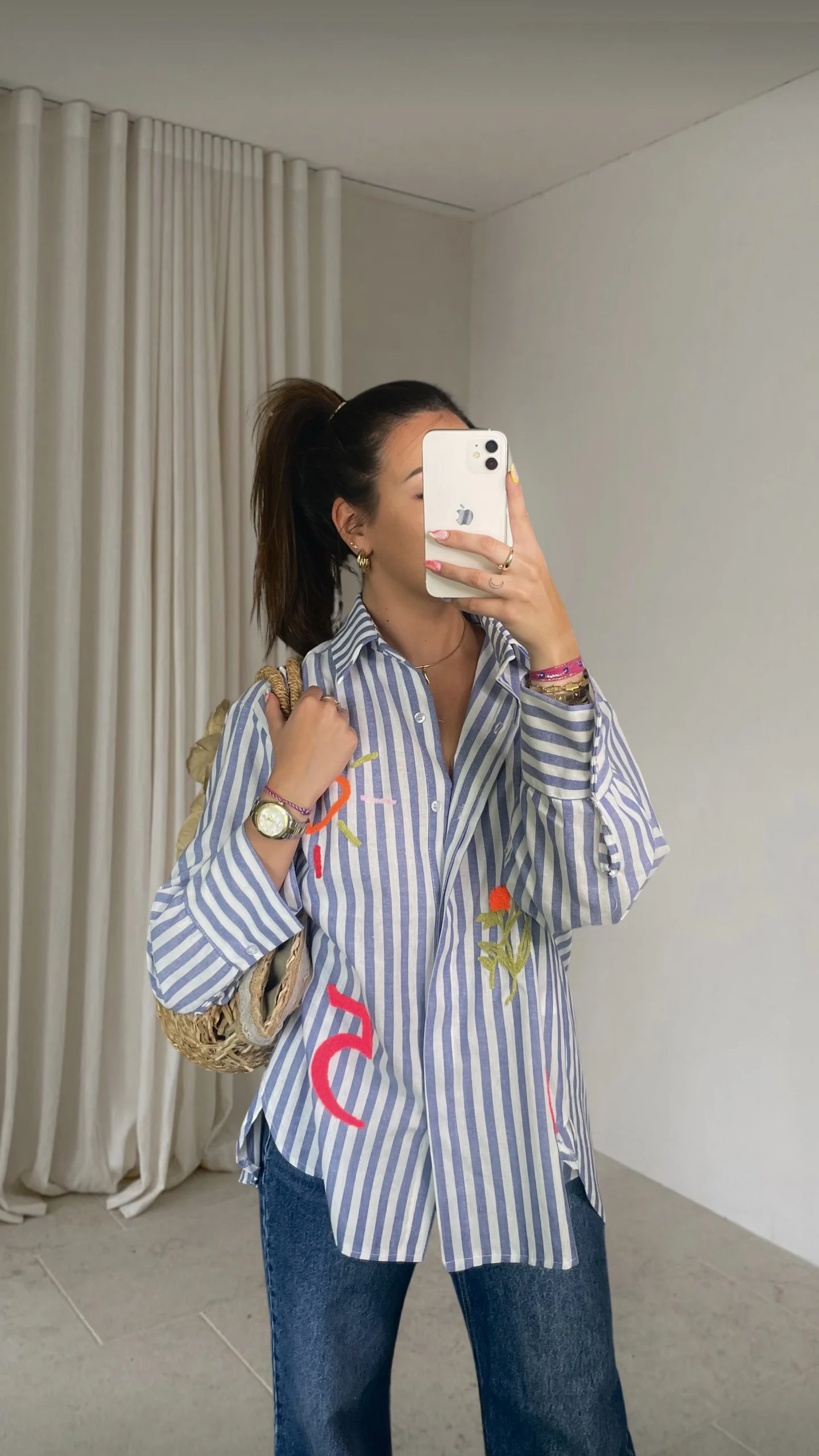 Chemise Raya femme à rayures grises avec broderies – look oversize tendance