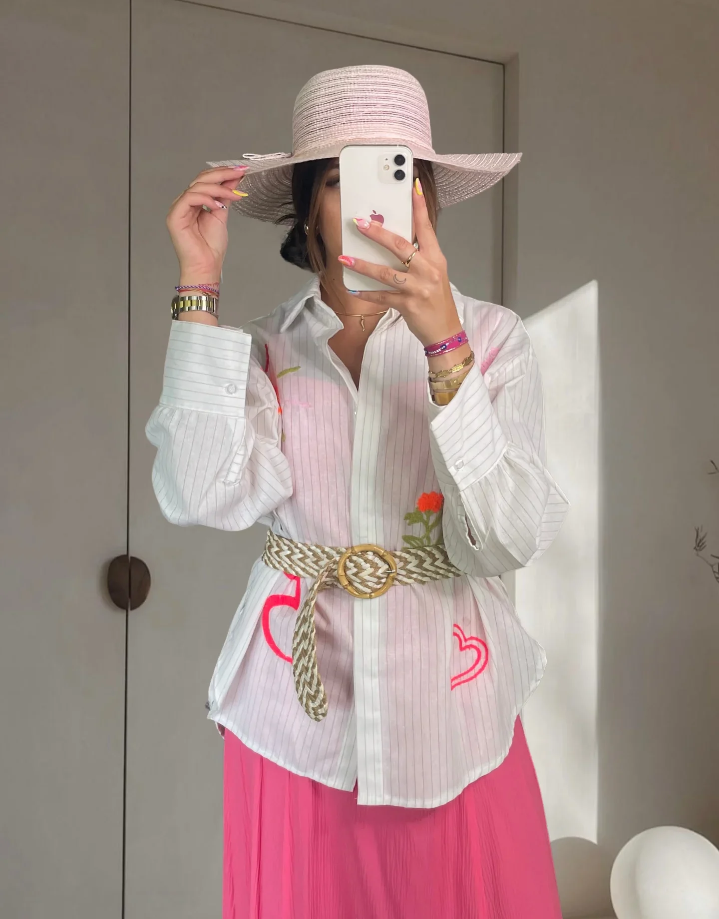 Chemise Soléa femme à rayures blanches avec broderies cœur et fleurs – look chic et ceinturé