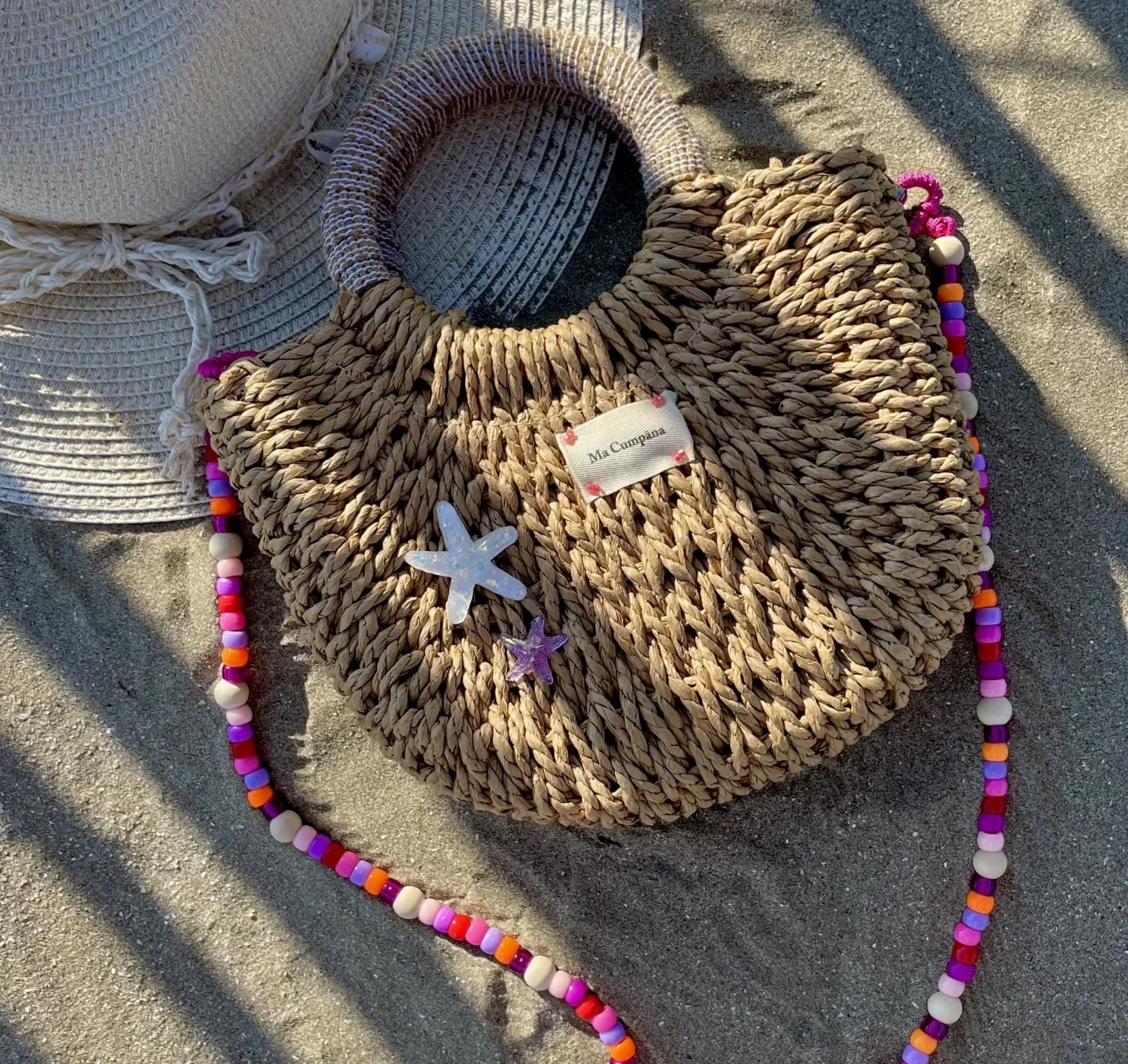 Sac en raphia naturel avec anses beige à carreaux et bandoulière perles roses – modèle Naya de Ma Cumpana