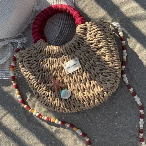 Sac en raphia naturel avec anses rouges et bandoulière perles orange – modèle Perluma de Ma Cumpana
