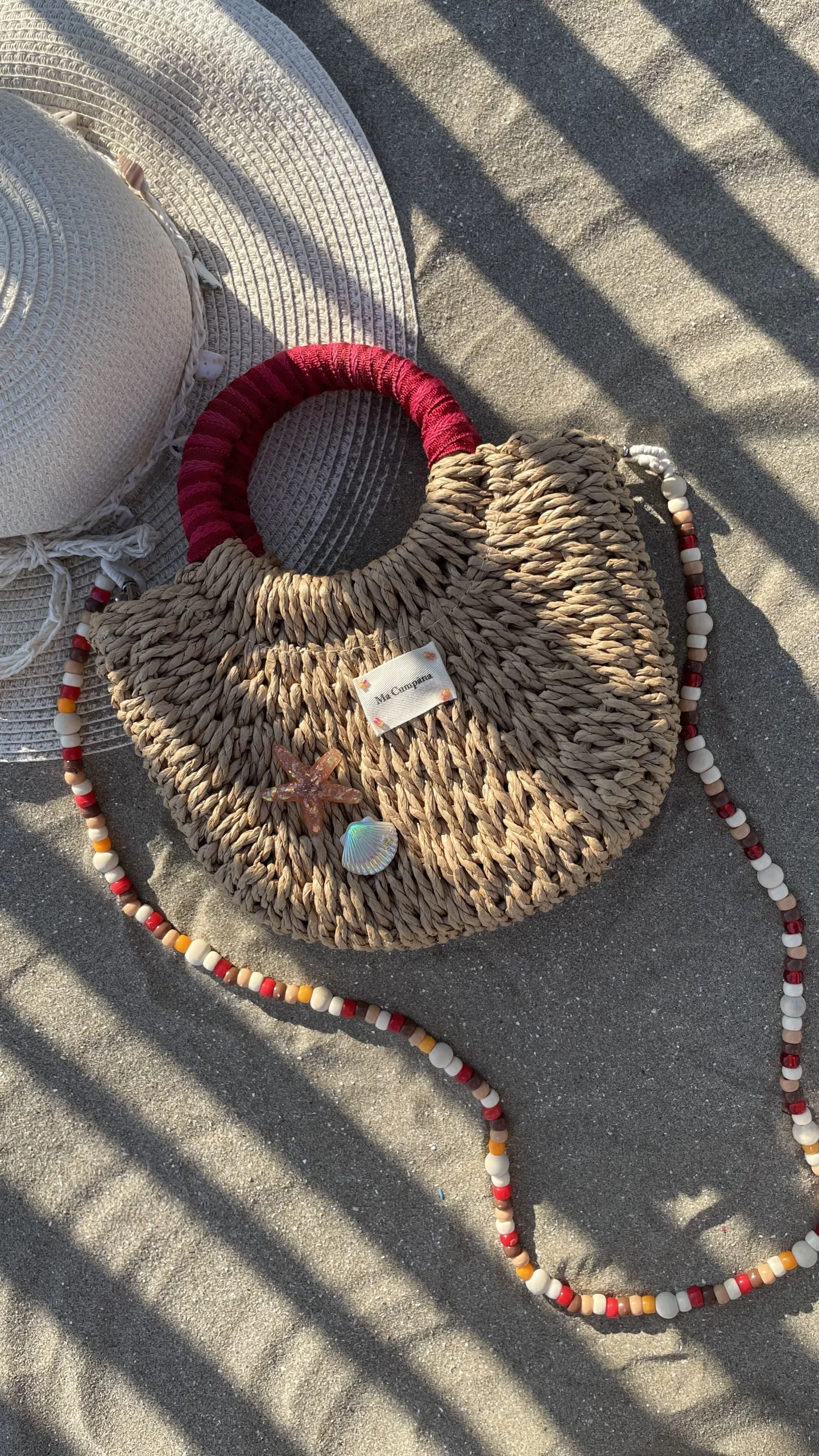 Sac en raphia naturel avec anses rouges et bandoulière perles orange – modèle Perluma de Ma Cumpana