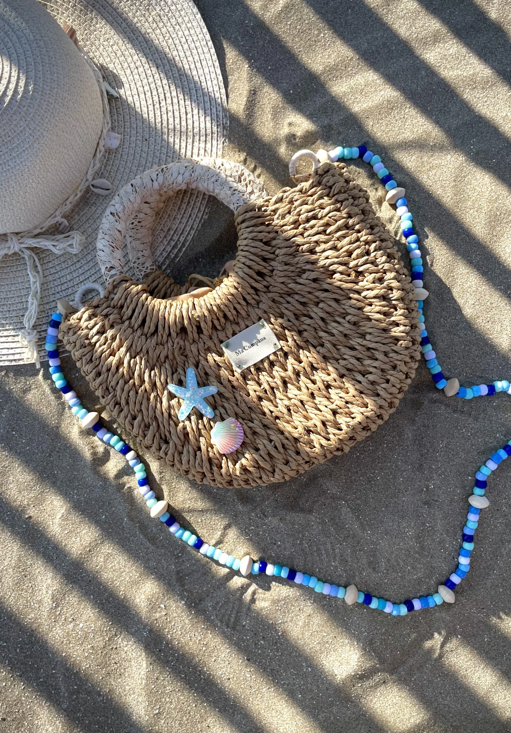Sac en raphia naturel orné de perles bleues et coquillages – modèle Azur signé Ma Cumpana