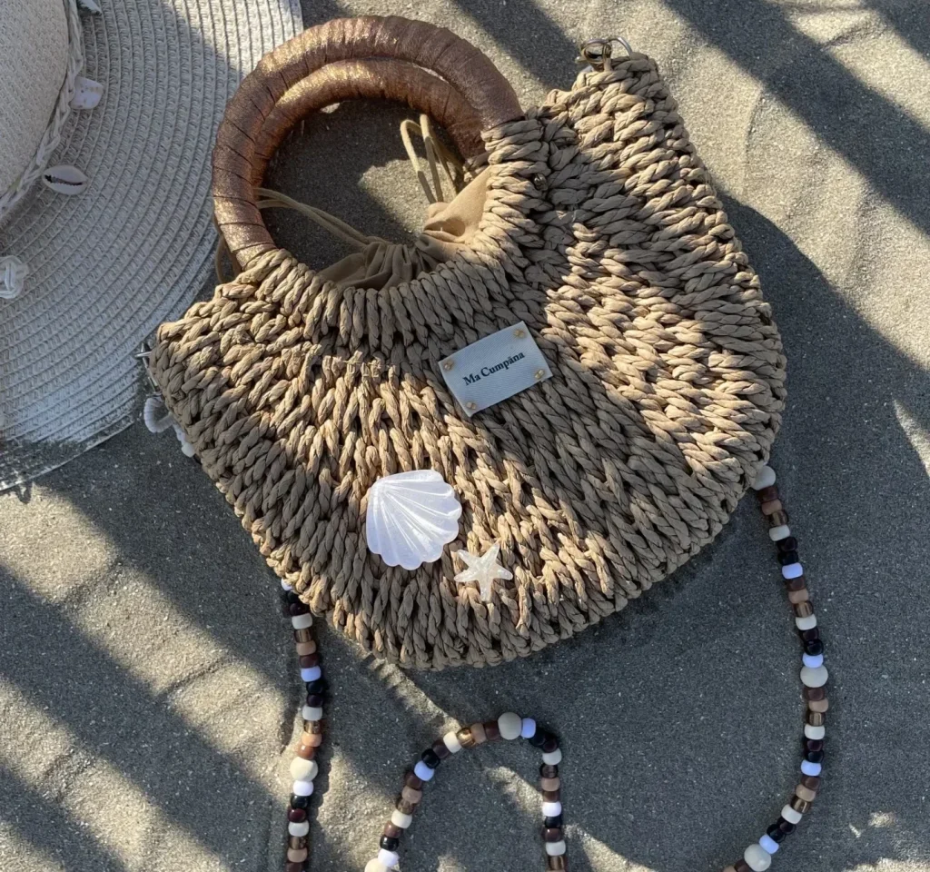 Sac en raphia beige avec anses dorées et bandoulière perles naturelles – modèle Ona de Ma Cumpana
